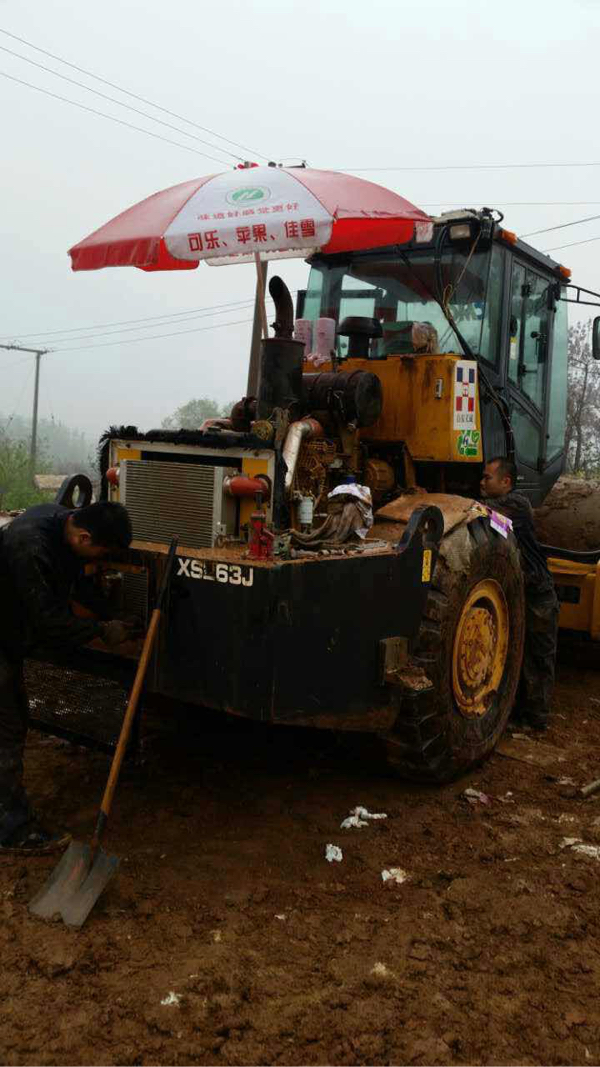 河南最好的壓路機維修團(tuán)隊工作圖