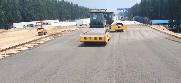 徐工壓路機助力鄭州機西高速建設(shè)