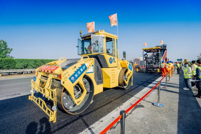 全新雙鋼輪壓路機(jī)、輪胎壓路機(jī)、瀝青攤鋪機(jī)正在有序施工