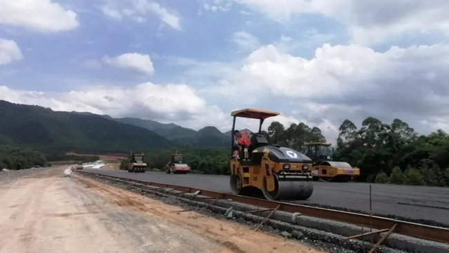 “城市小精靈”XMR303輕型壓路機