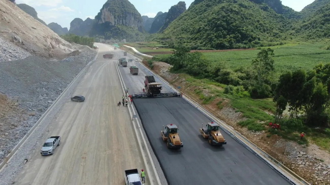 徐工無人駕駛壓路機(jī)再現(xiàn)新柳南高速