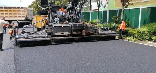 徐工XD133C雙鋼輪壓路機來回碾壓