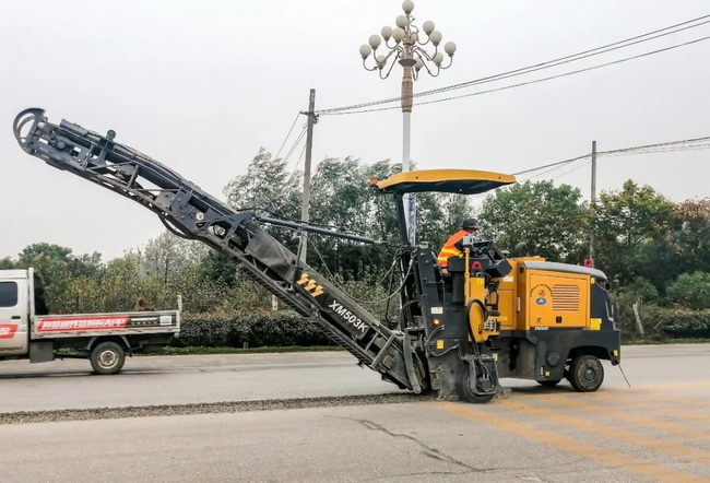 徐工XM503K銑刨機(jī)助力河南南陽234國道路面開槽