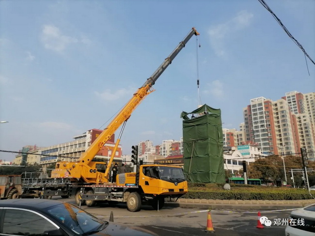 徐工吊車助力鄧州大東關范仲淹像順利搬遷