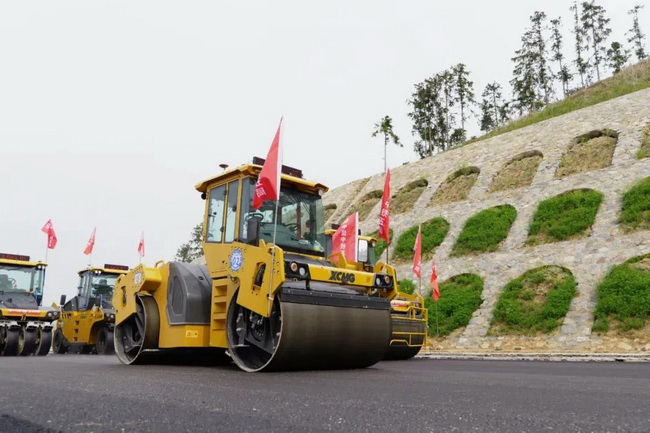 徐工無人駕駛壓路機(jī)